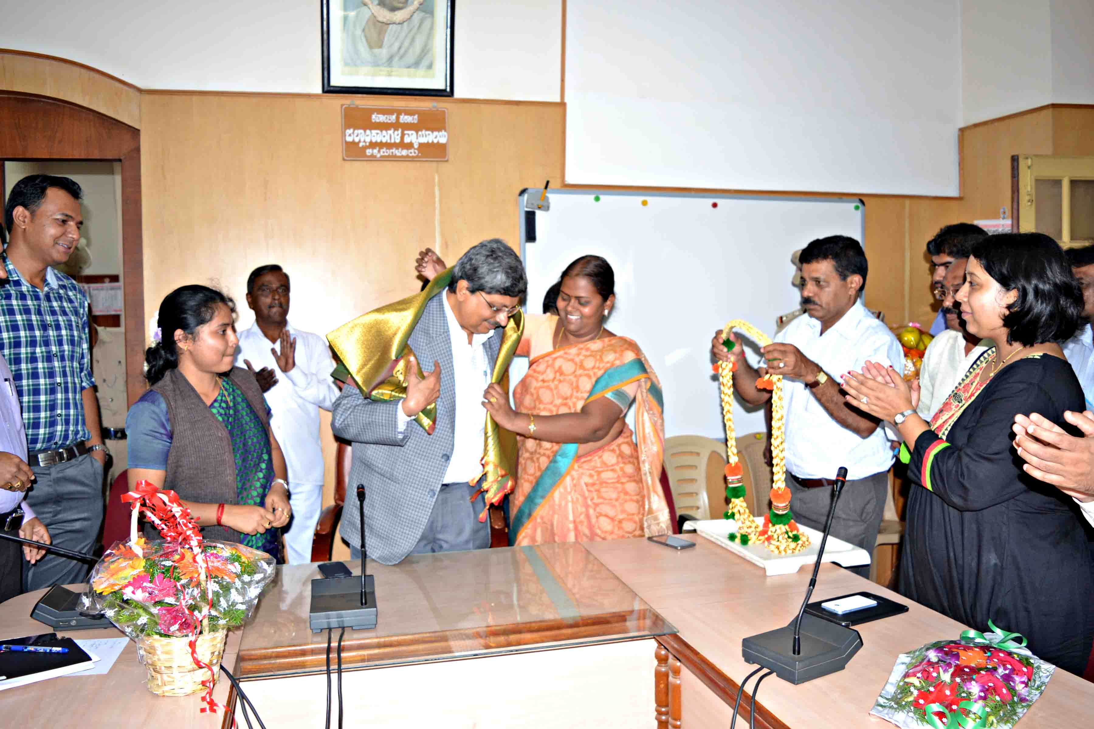 ‘ಜನರ ಸ್ಥಿತಿ ಅರಿತು ಕರ್ತವ್ಯ ನಿರ್ವಹಿಸಿ: ಜಿಲ್ಲಾಧಿಕಾರಿ ಎಸ್.ಪಿ.ಷಡಕ್ಷರಿ ಸ್ವಾಮಿ